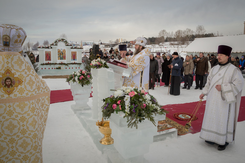 Митрополит Викторин освятил иордань на Воткинском пруду